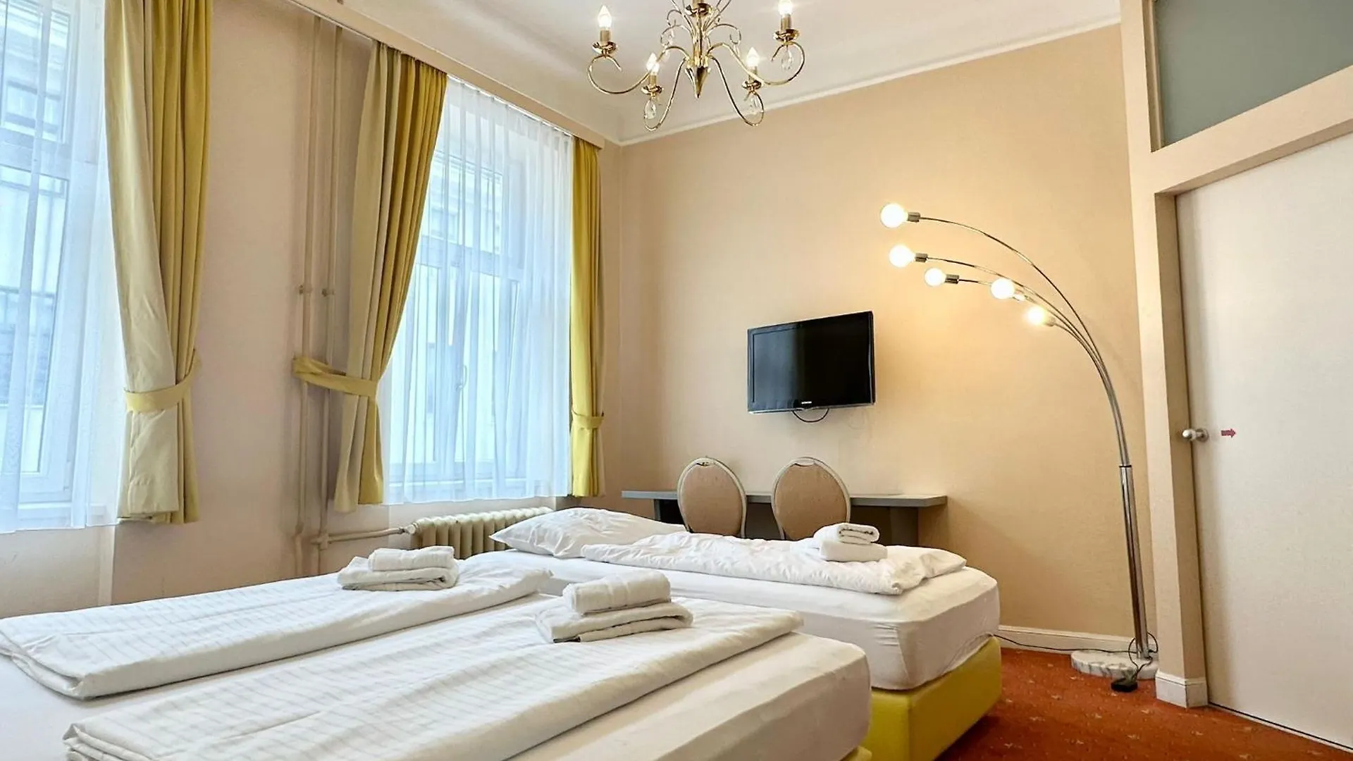 Отель Very Central, 5 Min To City Center, Self Check In Вена