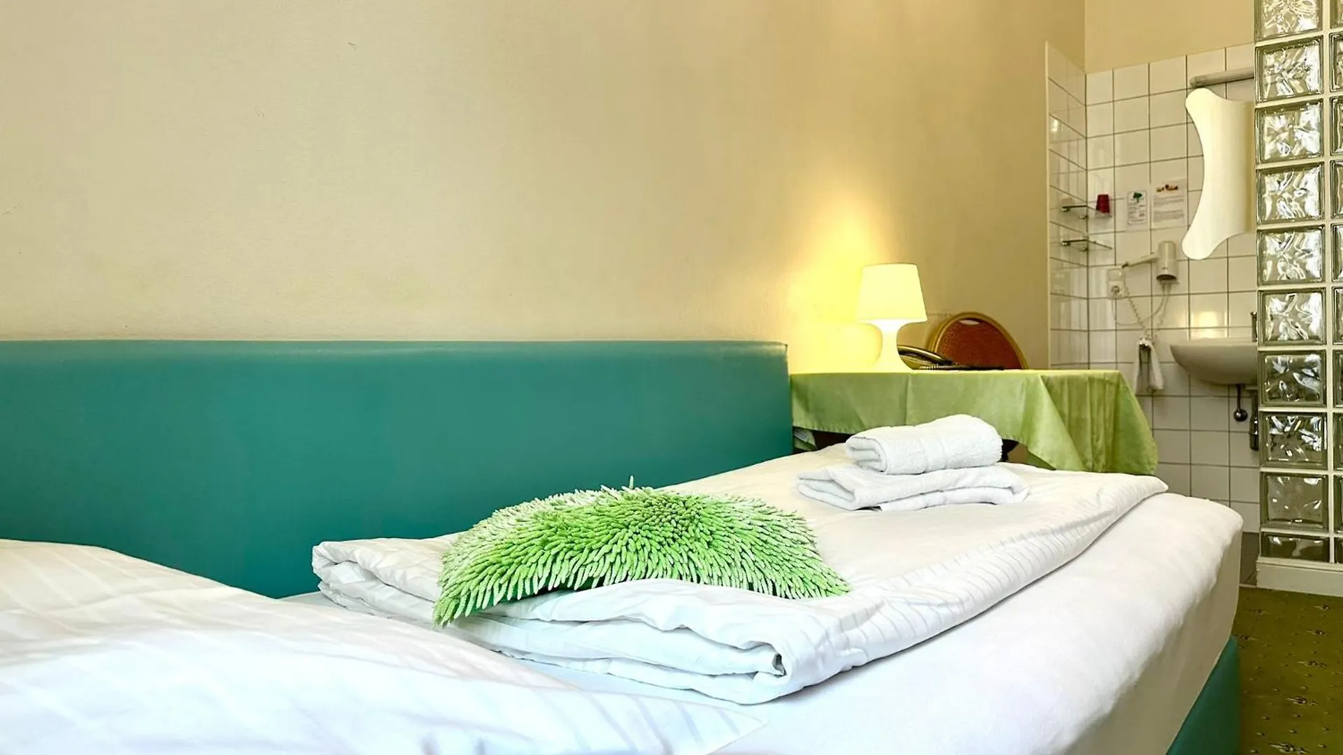 Very Central, 5 Min To City Center, Self Check In Vienna Hotel
