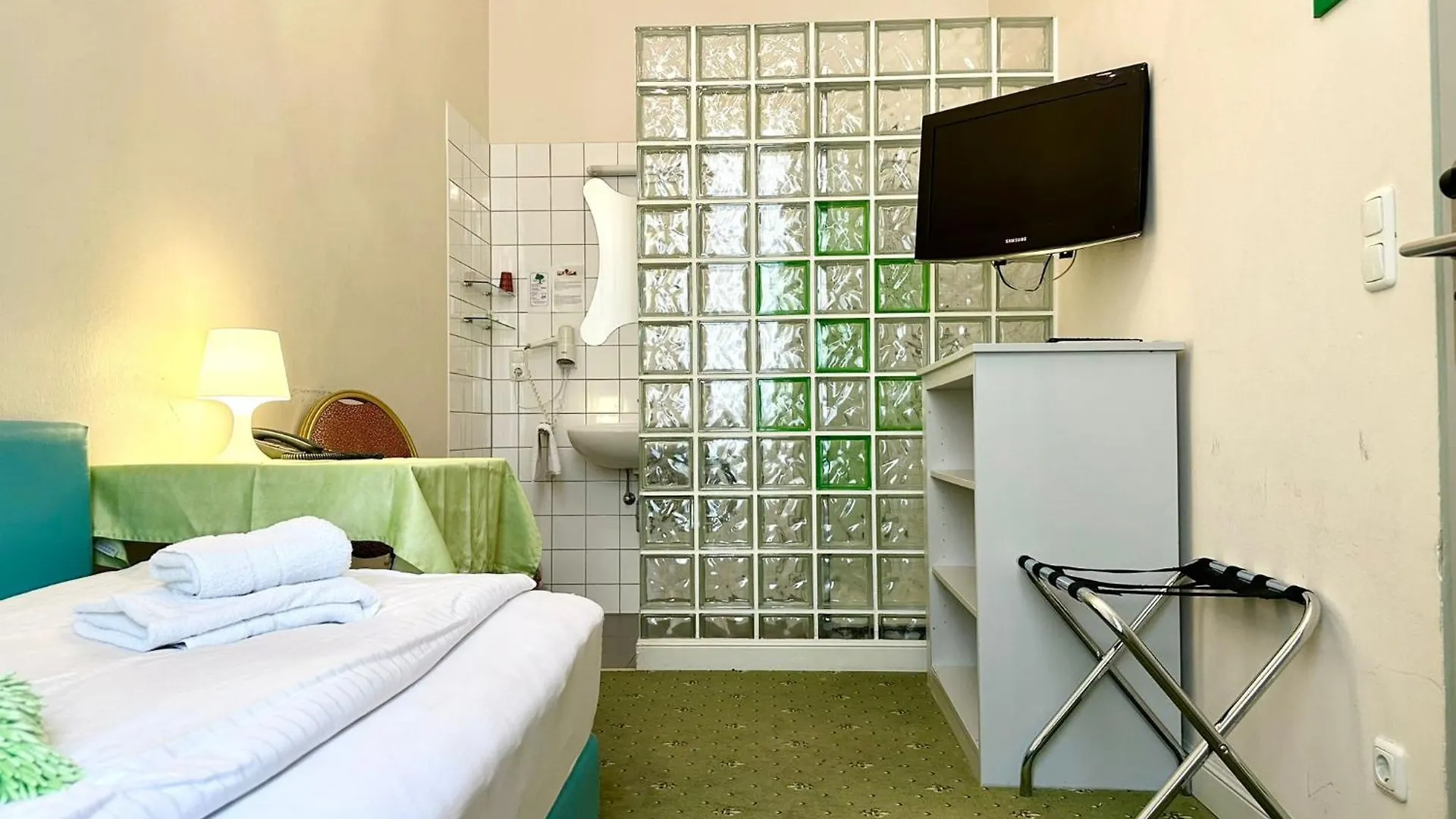 Very Central, 5 Min To City Center, Self Check In Vienna Hotel