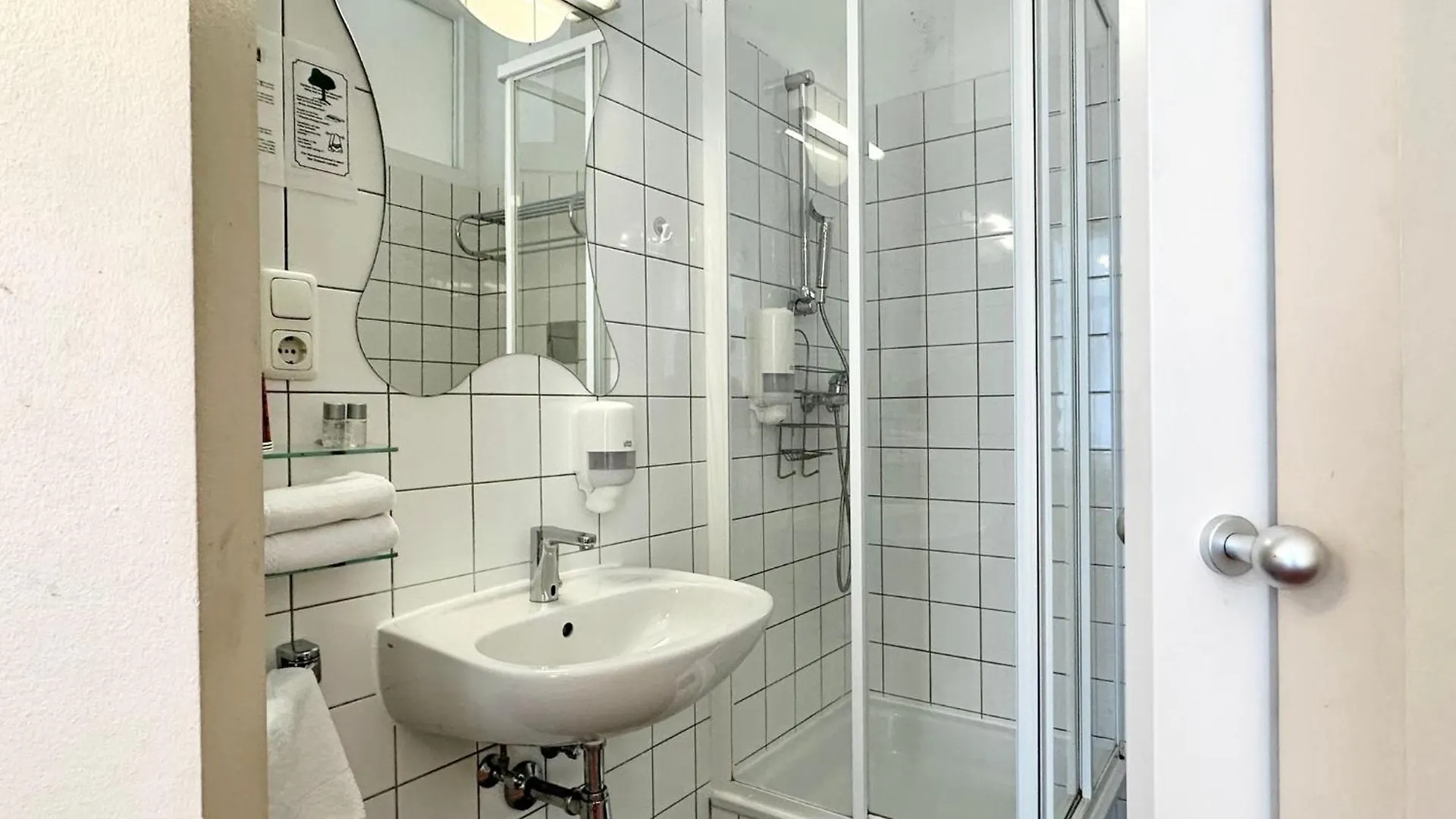 Very Central, 5 Min To City Center, Self Check In Vienna 2*,