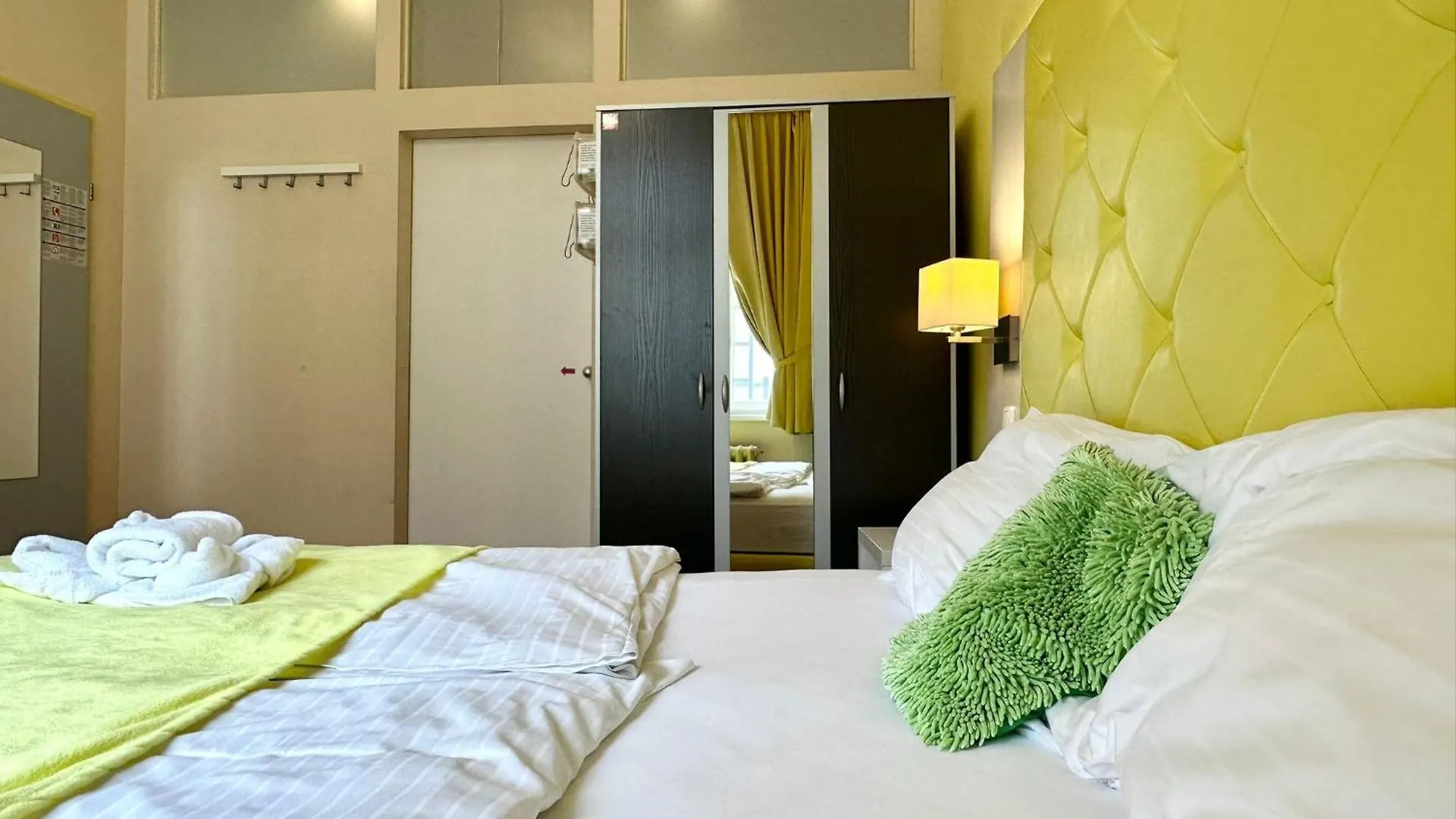 Very Central, 5 Min To City Center, Self Check In Viyana 2*,