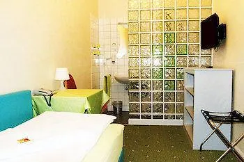 Very Central, 5 Min To City Center, Self Check In Viena Hotel