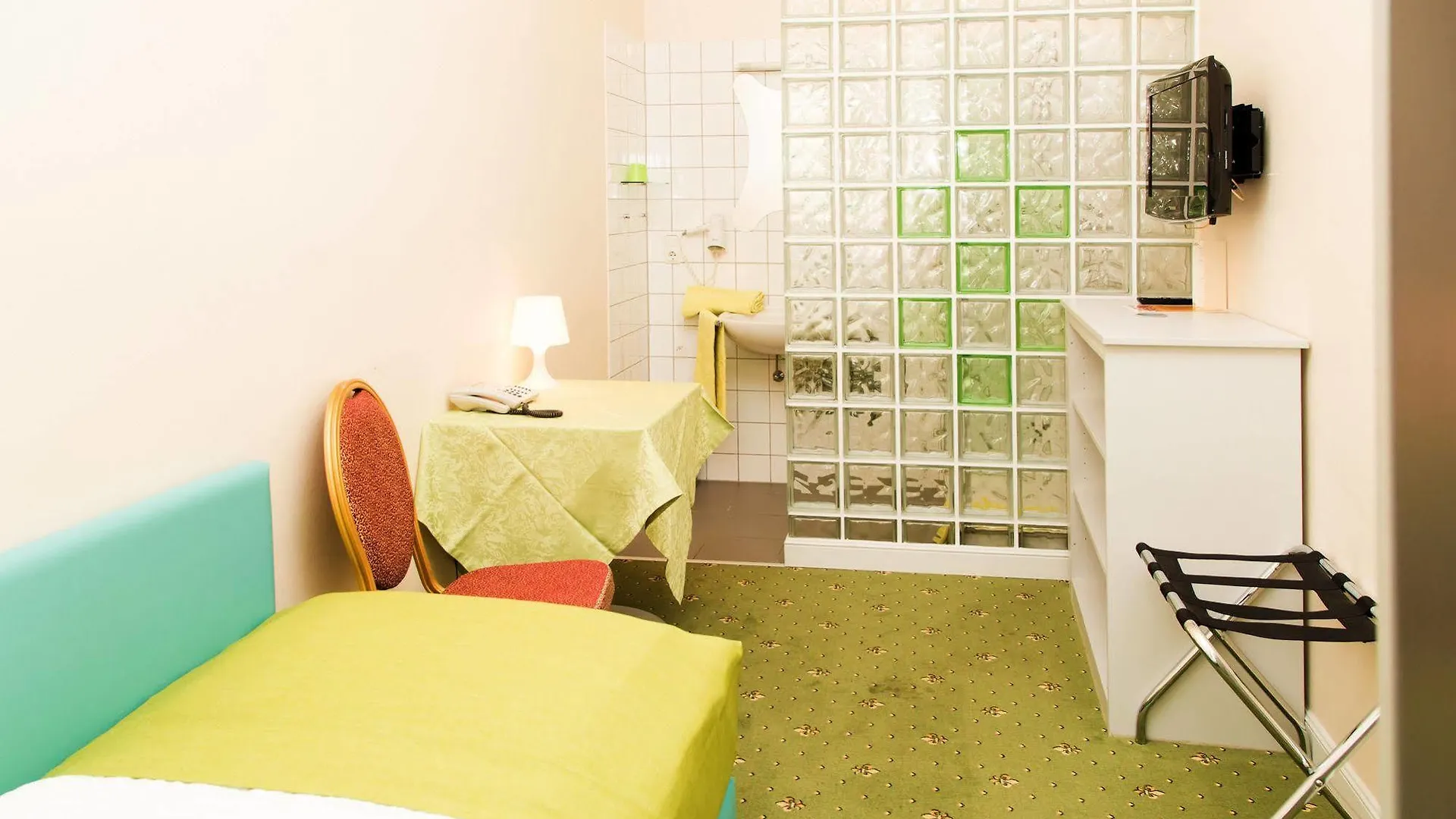 Very Central, 5 Min To City Center, Self Check In Viena Hotel
